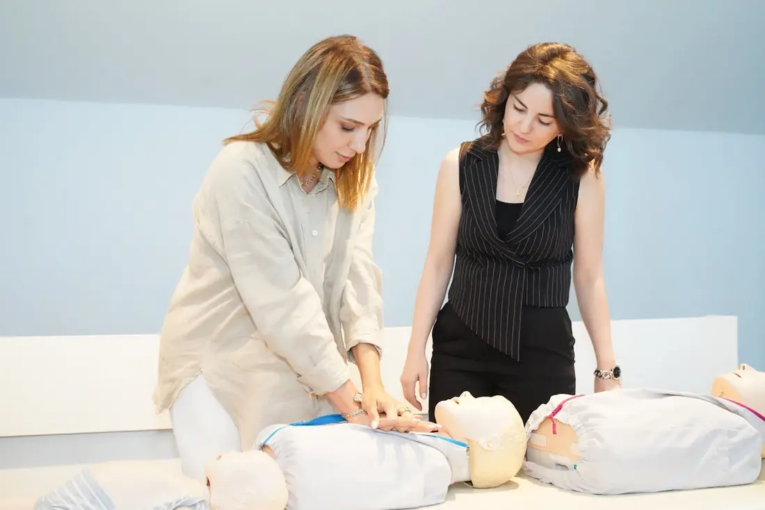 Formation SST Nantes, deux stagiaires sur mannequin de premiers secours